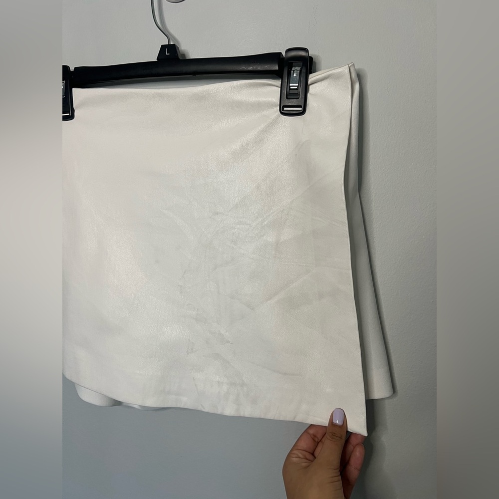 Alice + Olivia faux leather skort size 10 color white - Picture 3 of 9